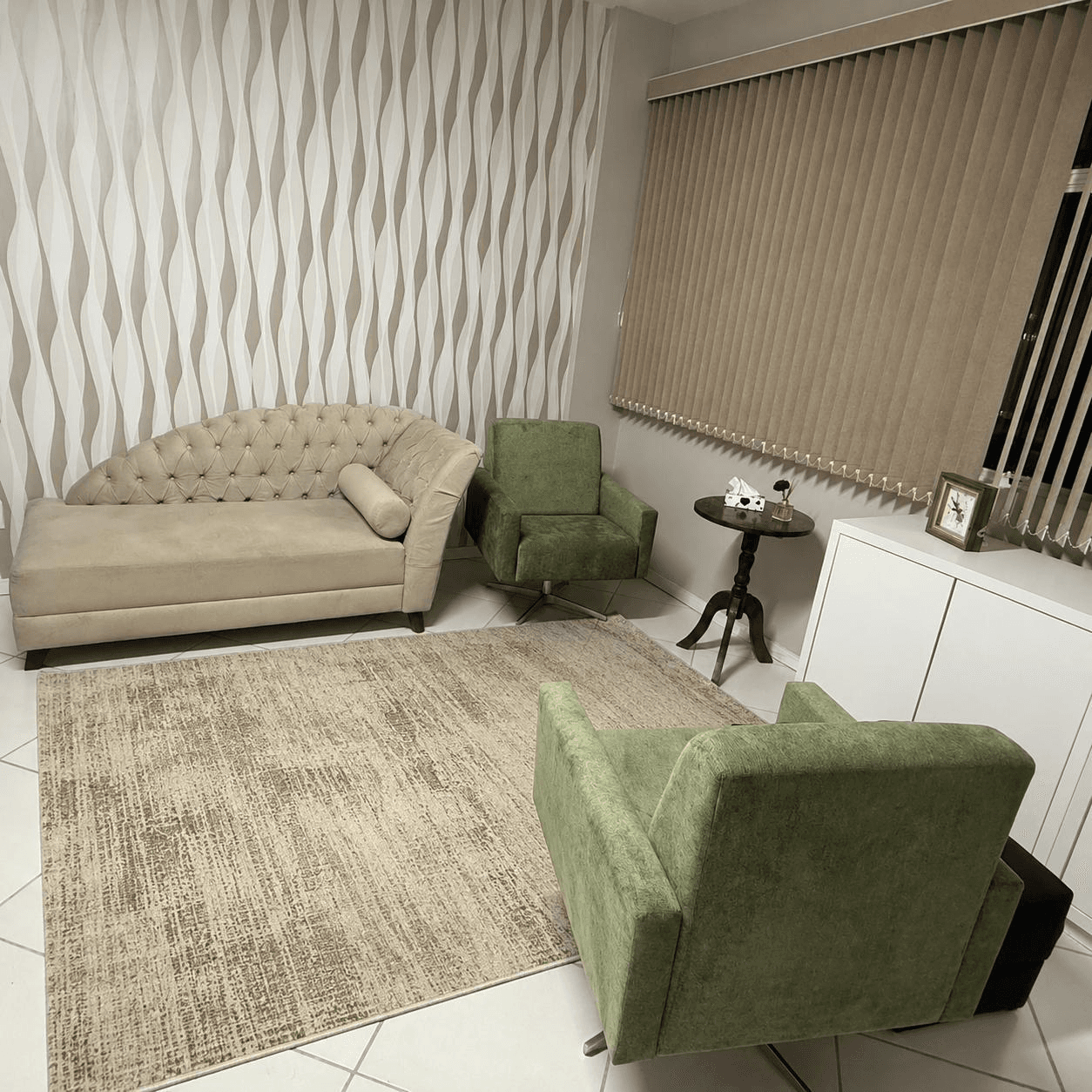 Sala de atendimento da psicóloga Sinara Cappelatti em Novo Hamburgo, com divã bege e poltronas verdes