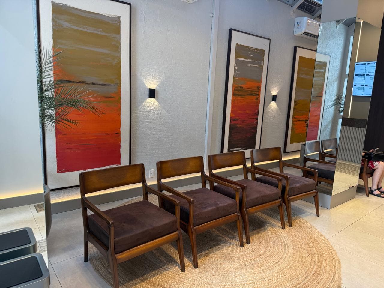Recepção do Edifício L'Atelier, com poltronas de madeira